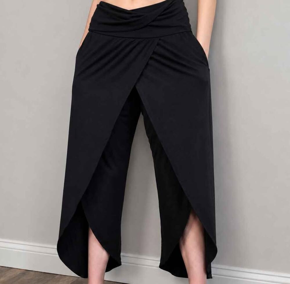 Athleta Mid Rise Gaucho Capri Pants Size Medium Wide Leg Slit